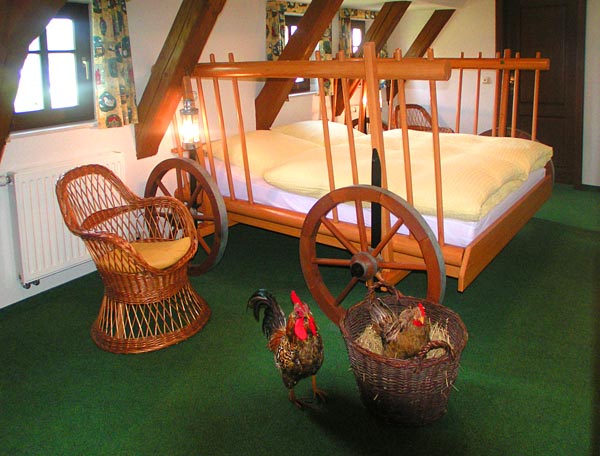 Ferienwohnung 2 - Schlafzimmer mit Erntewagenbett