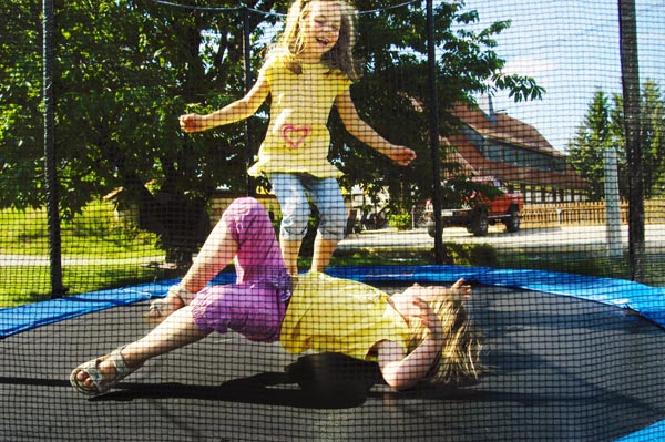 Kinderspielplatz mit Trampolin